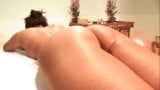 Sunny Leone krijgt een massage (2 scènes) snapshot 3