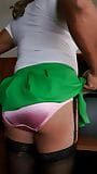 Écolière sexy en mini-jupe verte et culotte en satin rose snapshot 8