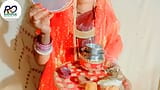 Manžel a manželka z indické desi vesnice oslavili líbánky při příznivé příležitosti půstu Karva Chauth. snapshot 1