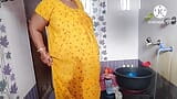 インドのおばちゃんは浴室でヌードシャワーを取ります snapshot 2