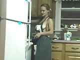Sletterige meid prikt haar kut met keukengerei op het aanrecht snapshot 1