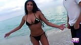 En brasiliansk brunettbrud i bikini plockas upp på stranden och slog snapshot 3