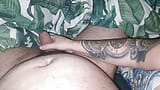 La matrigna tatuata gioca con il cazzo del figliastro mentre guarda un film snapshot 11