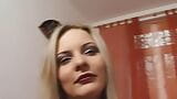 junge blondine braucht geld und massiert sich die pussy beim casting snapshot 3