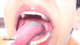 Mulut terbuka lebar yang lezat dengan banyak air liur snapshot 9
