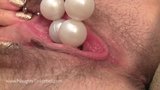 Smutsiga blonda orgasmer med extrema grönsaksleksaker och pärlor snapshot 13