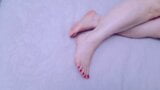 Feet are more sexy on the bed, can you look at my feet and cum your dick? snapshot 1