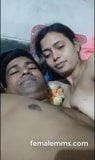 Une indienne s'amuse avec son copain snapshot 9