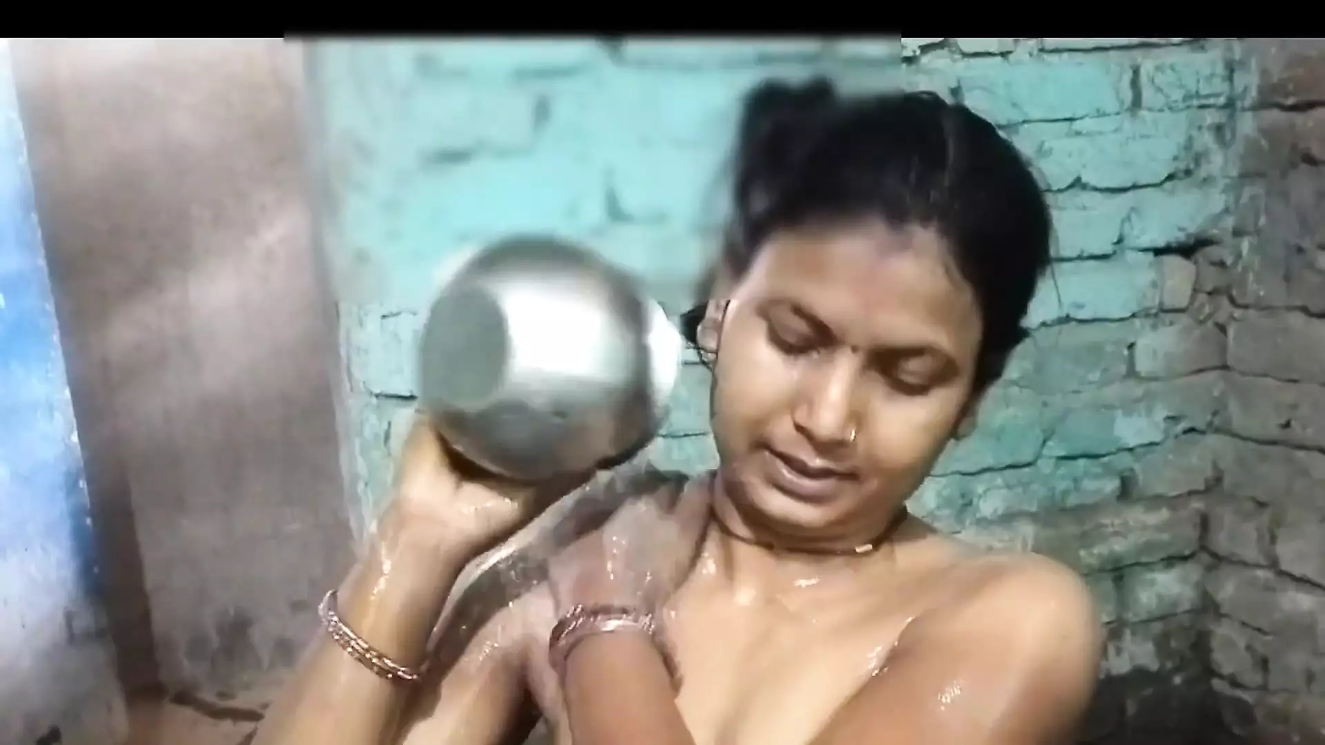 Desi bhabhi kencing di mulut dan nikmati di kamar mandi 