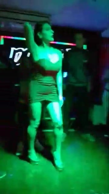 Fatima Segovia con mini vestido animando en discoteca