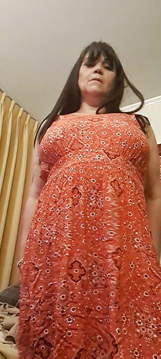 Mom changes clothes to go out without underwear