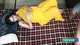 Geile Desi Bhabhi bedrogen hard geneukt door Indische student in gele sari snapshot 1