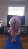 Une maman mature sexy fait du yoga à poil! snapshot 2