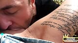 Inked öffentliche MILf reitet sex-date-typ im freien nach dem blowjob snapshot 12