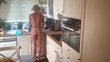 Femme au foyer nue dans la cuisine snapshot 3