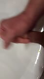 Masturbation dans la salle de bain snapshot 11