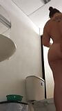 Mijn stiefmoeder camera vangen in de badkamer snapshot 10