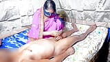 Indisch dorp Soni sexy Bhabhi alleen in koude oproepen tante's jongen naar huis en berijdt pikmassage.hq xdesi. snapshot 4