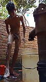 Escena de un niño del pueblo tomando un baño. Como no había nadie en casa, me di un baño al aire libre en la opulencia natural. snapshot 8