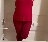 Chica caliente está desesperada por orinar en pantalones de yoga rojos ajustados snapshot 6