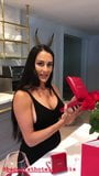 Nikki Bella in abito nero sexy, bella scollatura snapshot 2