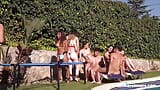 Hottie-schätzchen ficken im gangbang im freien bei summersinners snapshot 9