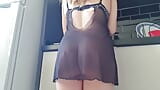 Une blonde sexy nettoie sans culotte snapshot 10