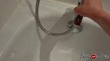 Transe Edging in der Badewanne und Sperma im Wasser, Emily Adaire TS snapshot 3