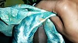 Satin Handjob - Sperma auf Satin, seidiger grüner Druck, Sari des Nachbarn (81) snapshot 14