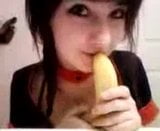 Emo-Mädchen Nursie-Chan lutscht und macht Tittenfick mit Banane auf Youtube snapshot 3