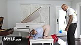 Vollbusige pin-up milf ginger babbii wird von tätowierte hengst dominiert snapshot 6