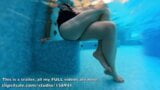 Masturbation dans l'eau dans un jacuzzi et orgasme avec les jambes croisées dans la piscine publique snapshot 4