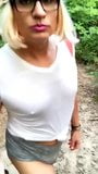 Mignonne transsexuelle travestie sur un sentier de randonnée Cindie Love snapshot 3