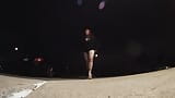 Kadın kılıklı olgun cd dışarı ve gece açık havada gösteriş için bir park yerinde. snapshot 10