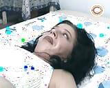 Nena alemana de pelo oscuro masturbándose y frotando su hermoso coño snapshot 2