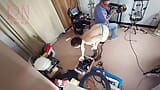 Seorang pembantu telanjang sedang membersihkan di bodoh itu insinyur kantor. Kamera asli di kantor. 3 snapshot 8
