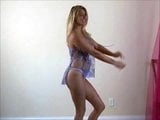 Mujeriego - rubia con grandes tetas naturales baila snapshot 4