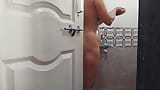 Indische Bhabhi die een douche neemt. snapshot 8