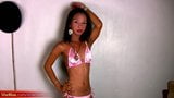 Ladyboy, adolescente exotique, expose son petit pénis poilu snapshot 3