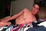 Sexy jongen trekt zich af op de cam in zijn bed snapshot 3