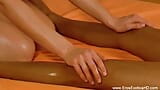 Лесбіянки досліджують одна одну під час масажу snapshot 13