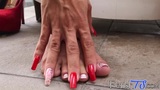 Сексуальна красуня з пірсингом грає своїми сексуальними ногами snapshot 3