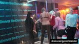 Sexy teven die erotisch dansen in een club snapshot 16