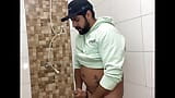 Skäggig i badrummet leker med sin stora kuk tills han cums och sprider spermier snapshot 12