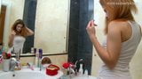 Roodharige Ksenia Valasatik krijgt orgasmes onder de douche snapshot 2