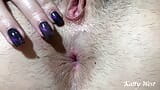 Masturbation en gros plan avec une chatte et un cul mal rasés snapshot 11