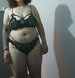 La matrigna in lingerie nera con grandi tette viene filmata dal figliastro snapshot 4