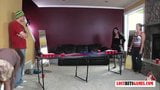 Tre ragazze e un ragazzo giocano una partita a strip beer pong snapshot 3