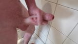 Grote pik en grote cumshot onder de douche snapshot 6