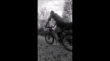 Andy Haxn Woigla 1 велосипед на природе с тренированными ногами и бицепсом позирует осенью в время Хэллоуина snapshot 3